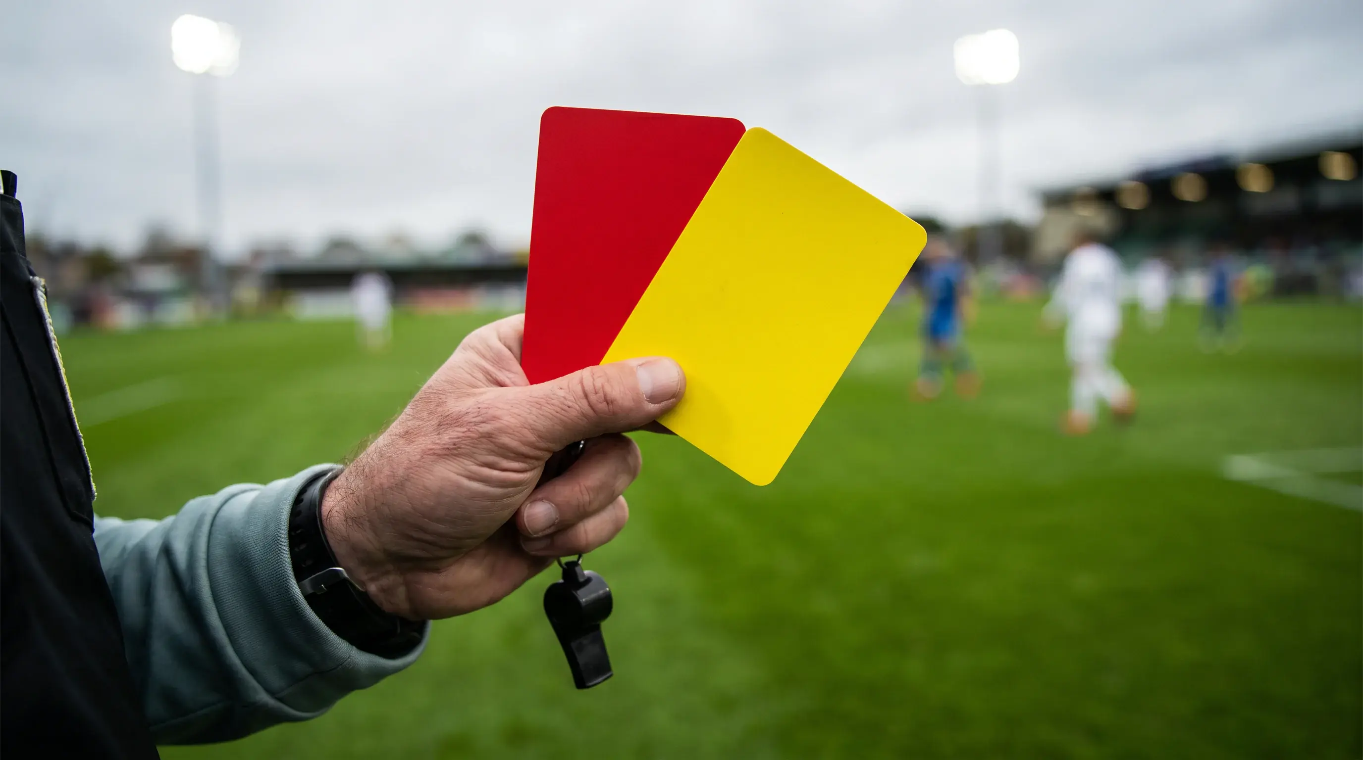 Mercado de tarjeta roja en apuestas de fútbol con cuotas